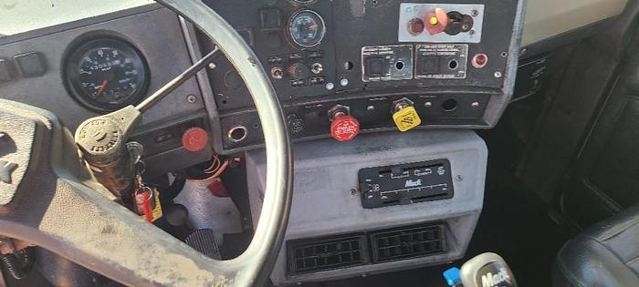 Used 1995 Mack Trucks, Incorporated RD690S
