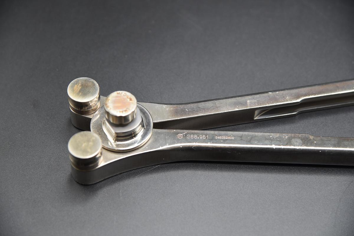 Used SYNTHES 388.961 SURGICAL ROD BENDER