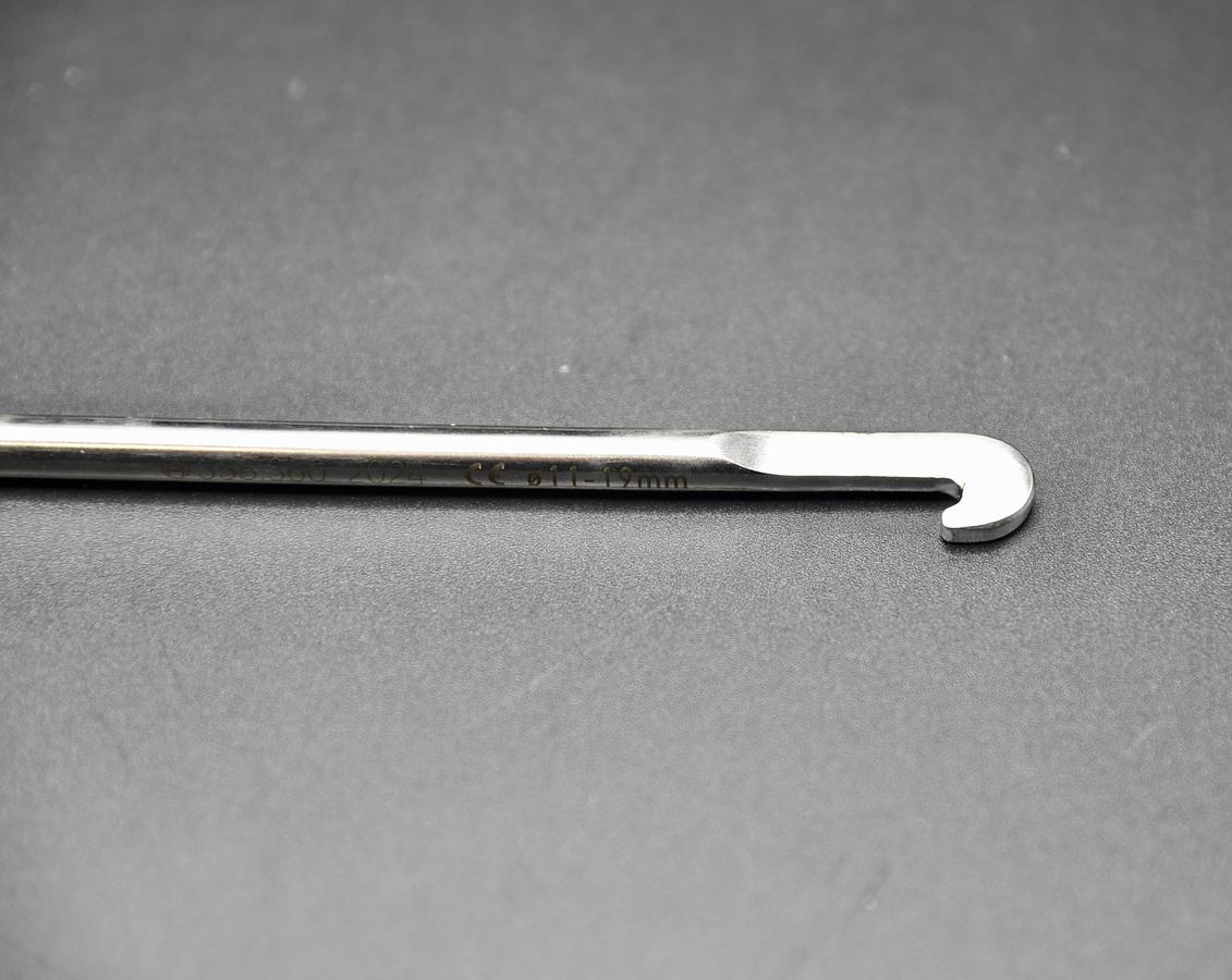 Used SYNTHES 355.36 EXTRACTION HOOK, THREADED, FOR 11 MM DIA AND LARGE NAILS