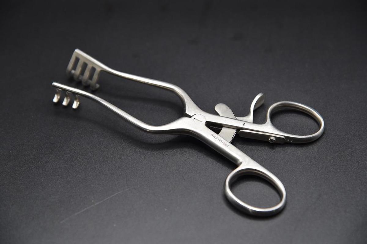 Used V. Mueller SU3110-001 Weitlaner Retractor, Blunt, Overall Length 5.5", 3x4 Prongs