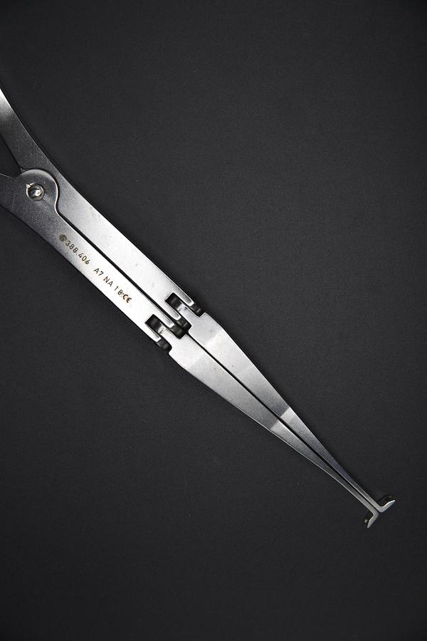 Used SYNTHES 388.406 DISTRACTION FORCEPS, HINGED