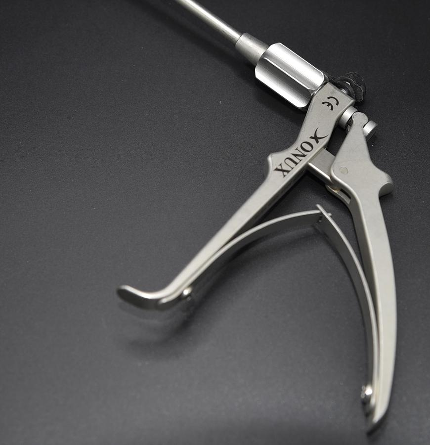 Used ONUX 3025 LAPAROSCOPIC SURGICAL ROTATING HANDLE, STAPLE REMOVER