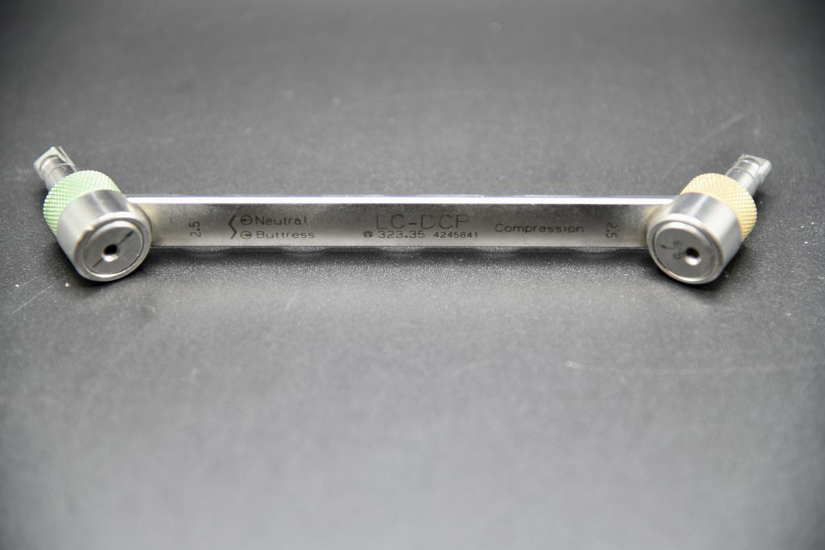 Used SYNTHES 3.5 mm LC-DCP® DRILL GUIDE NEUTRAL & LOAD, REFERENCE 323.35