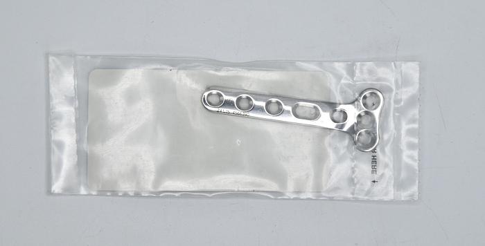 SYNTHES 241.15 3.5MM T-PLATE 3 HOLES HEAD/ 5HOLES SHAFT-RIGHT ANGLE