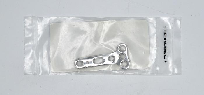 SYNTHES 241.13 3.5MM T-PLATE 3 HOLES HEAD/ 3 HOLES SHAFT-RIGHT ANGLE 