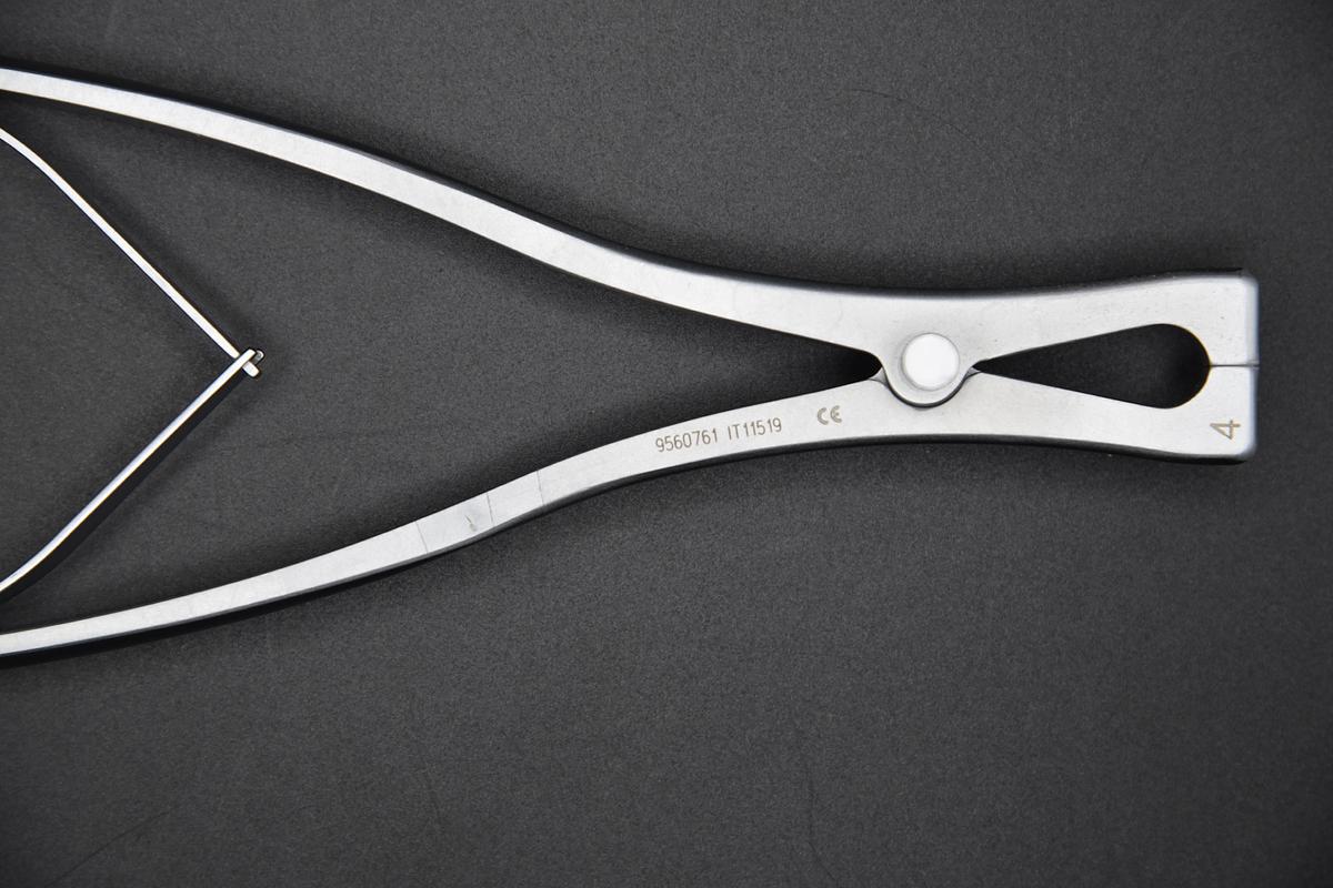 Used Medtronic 9560761 METRx 40mm Opener / Closer Instrument