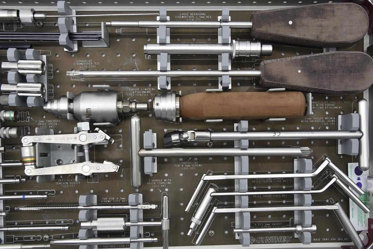 Used SYNTHES 115.401 Large Fragment LCP Instrument Set