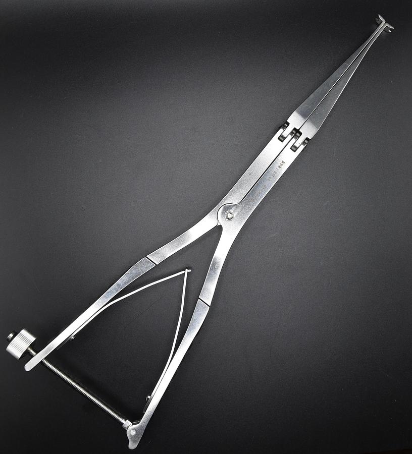 Used SYNTHES 388.406 DISTRACTION FORCEPS, HINGED