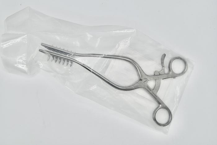 MEDLINE MDS1877022 KONIG SELF-RETAINING SURGICAL RETRACTOR, MISKIMON, SHARP 7:7, 8 1/2", 22CM