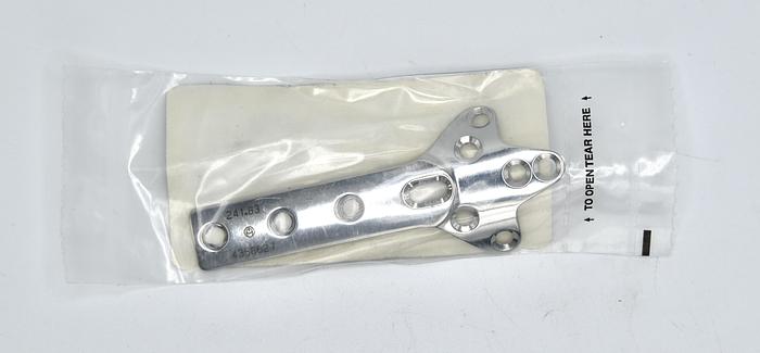 SYNTHES 241.83 CLOVERLEAF PLATE THIN BLADE 3 HOLES/88M