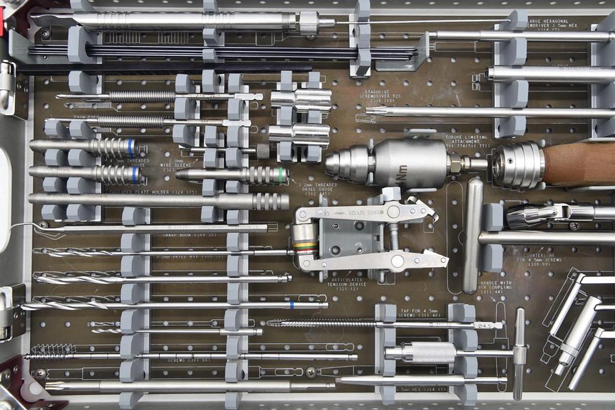 Used SYNTHES 115.401 Large Fragment LCP Instrument Set