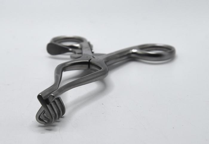 Used V. Mueller Allegiance Surgical 3 X 4 Weitlaner Retractor SA3110 