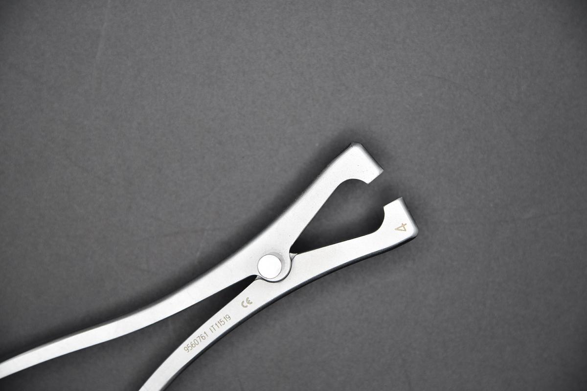 Used Medtronic 9560761 METRx 40mm Opener / Closer Instrument