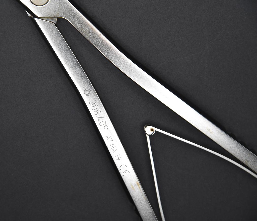 Used SYNTHES 6mm Rod Holding Forceps w/ Narrow Jaws, ClickX, Reference 388.409