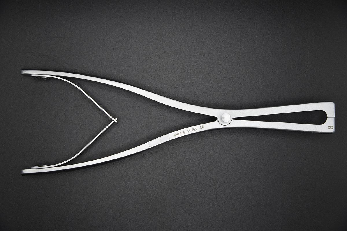 Used Medtronic 9560765 METRx 80mm Opener / Closer Instrument