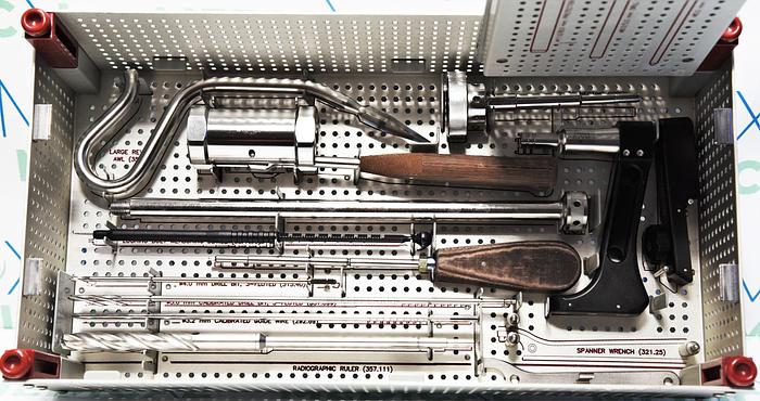 Used 105.521 TITANIUM DISTAL FEMORAL NAIL INSERTION AND LOCKING SET