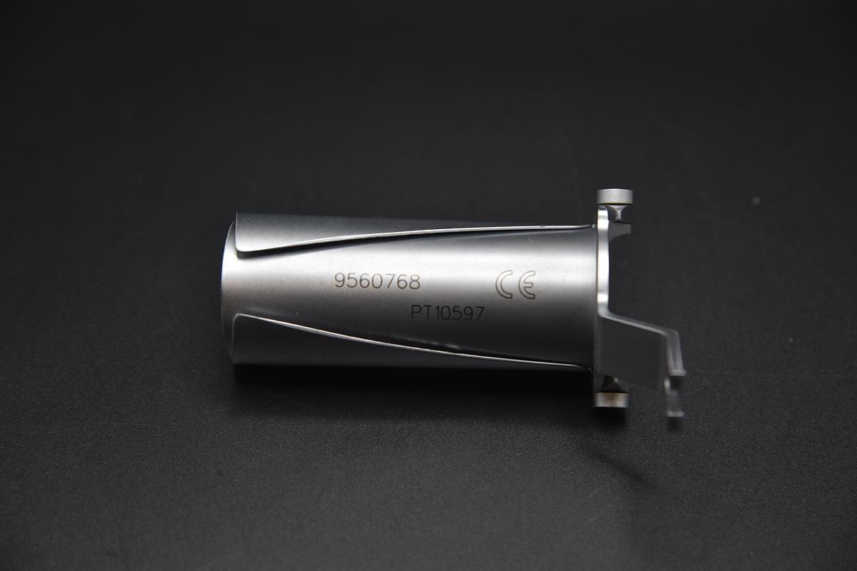 Used MEDTRONIC 9560768 METRx 25mm × 70mm Expanding Retractor Instrument