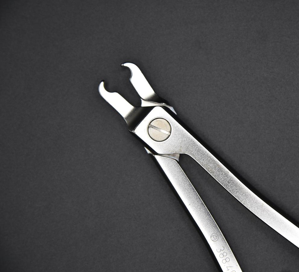 Used SYNTHES 6mm Rod Holding Forceps w/ Narrow Jaws, ClickX, Reference 388.409