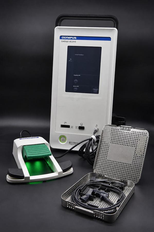 Used OLYMPUS DIEGO ELITE MULTIDEBRIDER SYSTEM POWER CONSOLE MDCONS100, ANGLED HANDPIECE MDHP100A AND OLYMPUS MDFS100 FOOTSWITCH