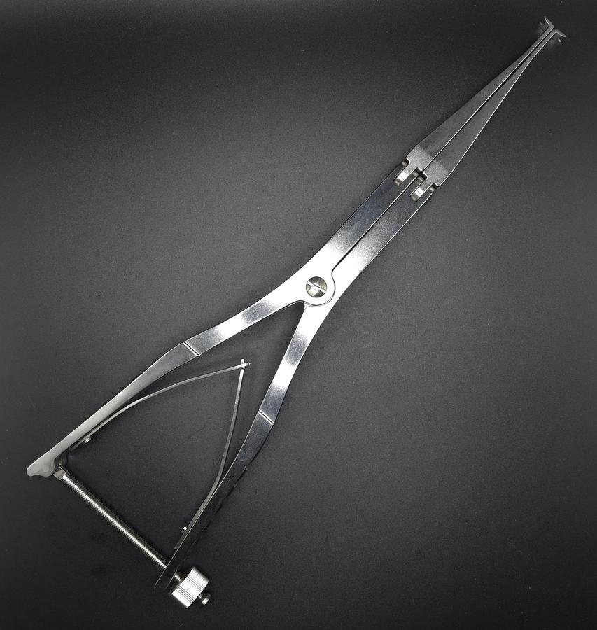 Used SYNTHES 388.406 DISTRACTION FORCEPS, HINGED