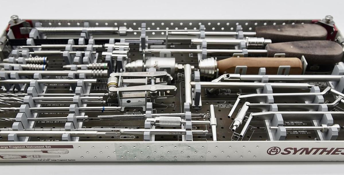 Used SYNTHES 115.401 Large Fragment LCP Instrument Set