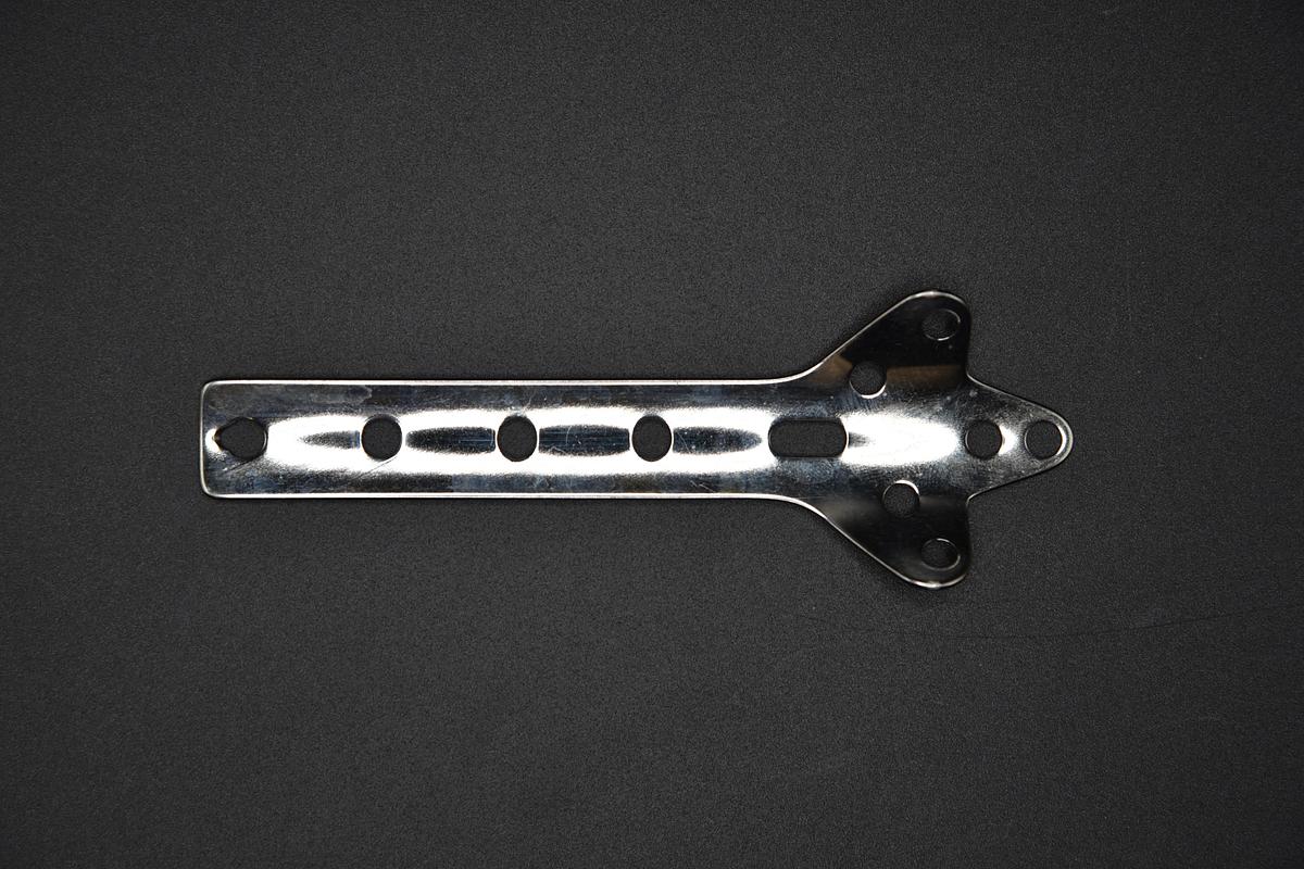 Used SYNTHES 240.24 CLOVERLEAF PLATE 4 HOLE