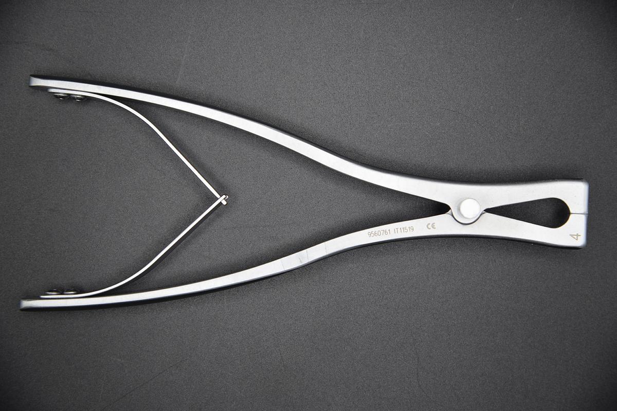 Used Medtronic 9560761 METRx 40mm Opener / Closer Instrument