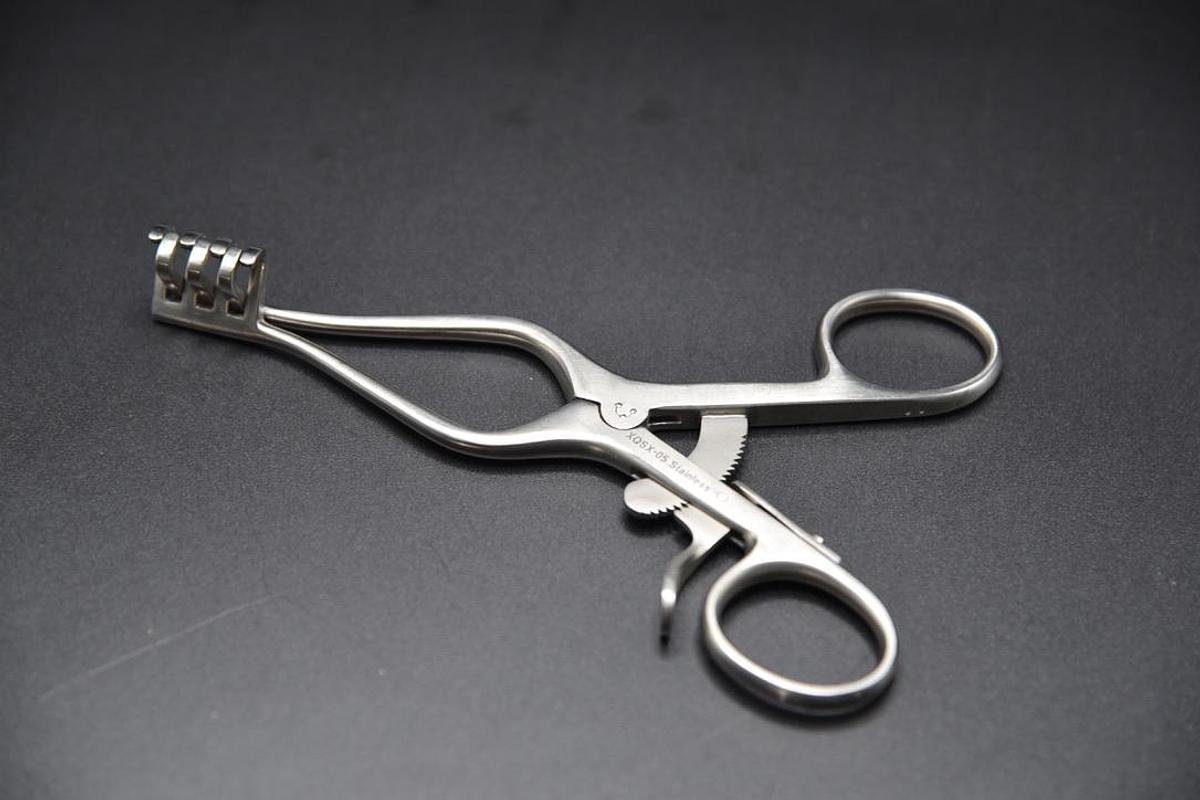 Used V. Mueller SU3110-001 Weitlaner Retractor, Blunt, Overall Length 5.5", 3x4 Prongs