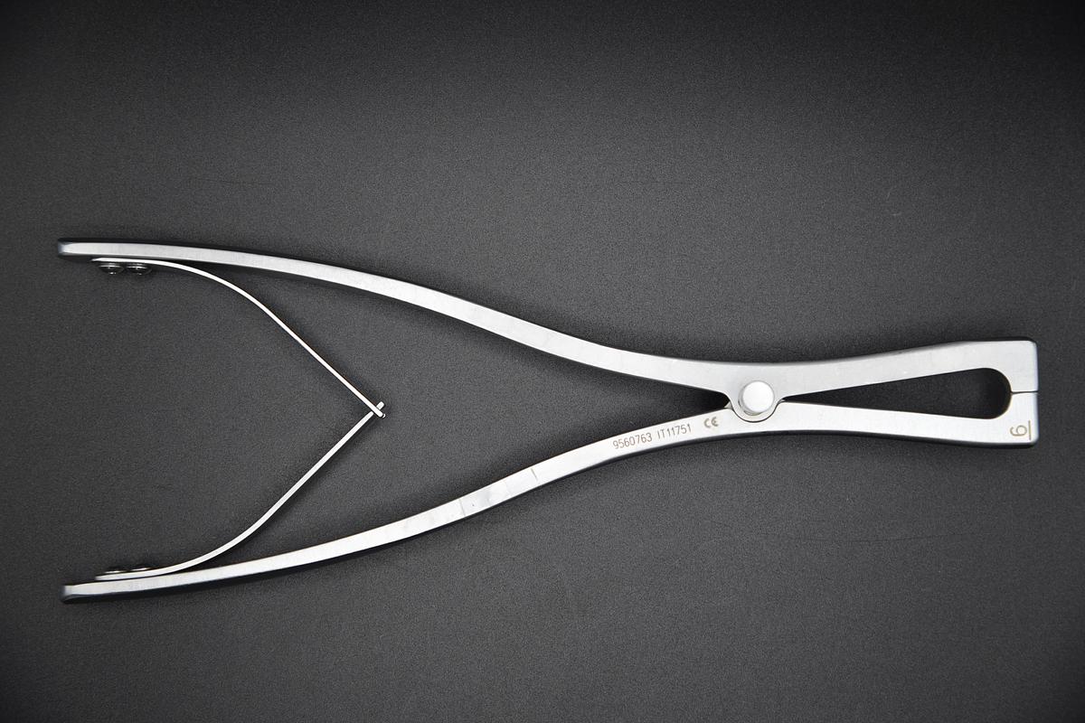 Used Medtronic 9560763 METRx 60mm Opener / Closer Instrument