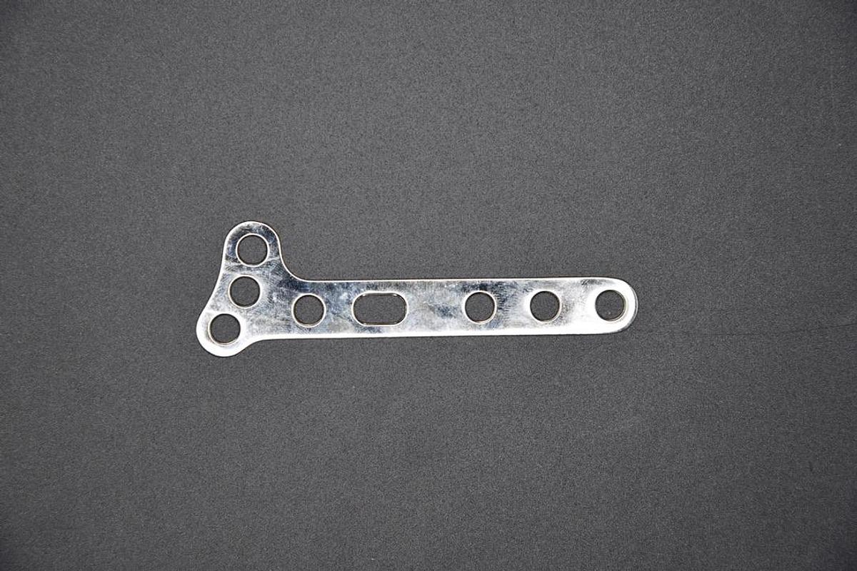 Used SYNTHES 241.25 SMALL OBLIQUE-PLATE 67MM LENGTH