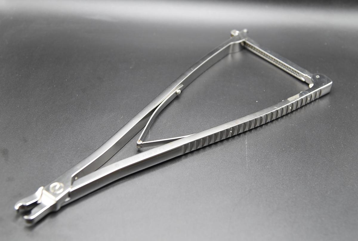 Used SYNTHES 6mm Rod Holding Forceps w/ Narrow Jaws, ClickX, Reference 388.409