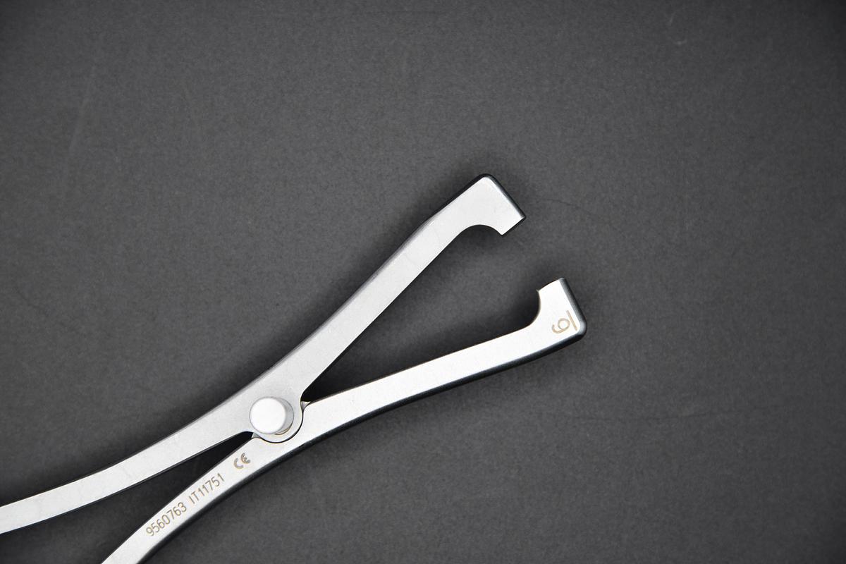 Used Medtronic 9560763 METRx 60mm Opener / Closer Instrument