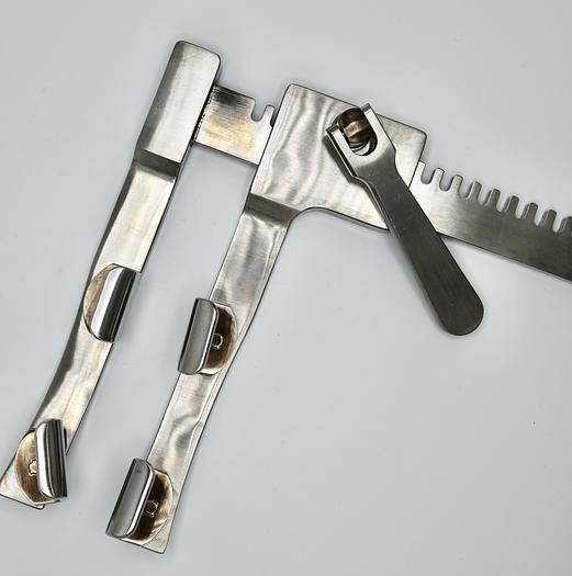 Used V. MUELLER CH8630 MORSE STERNAL RETRACTOR LARGE SPREAD BLADE 20MM DEEP