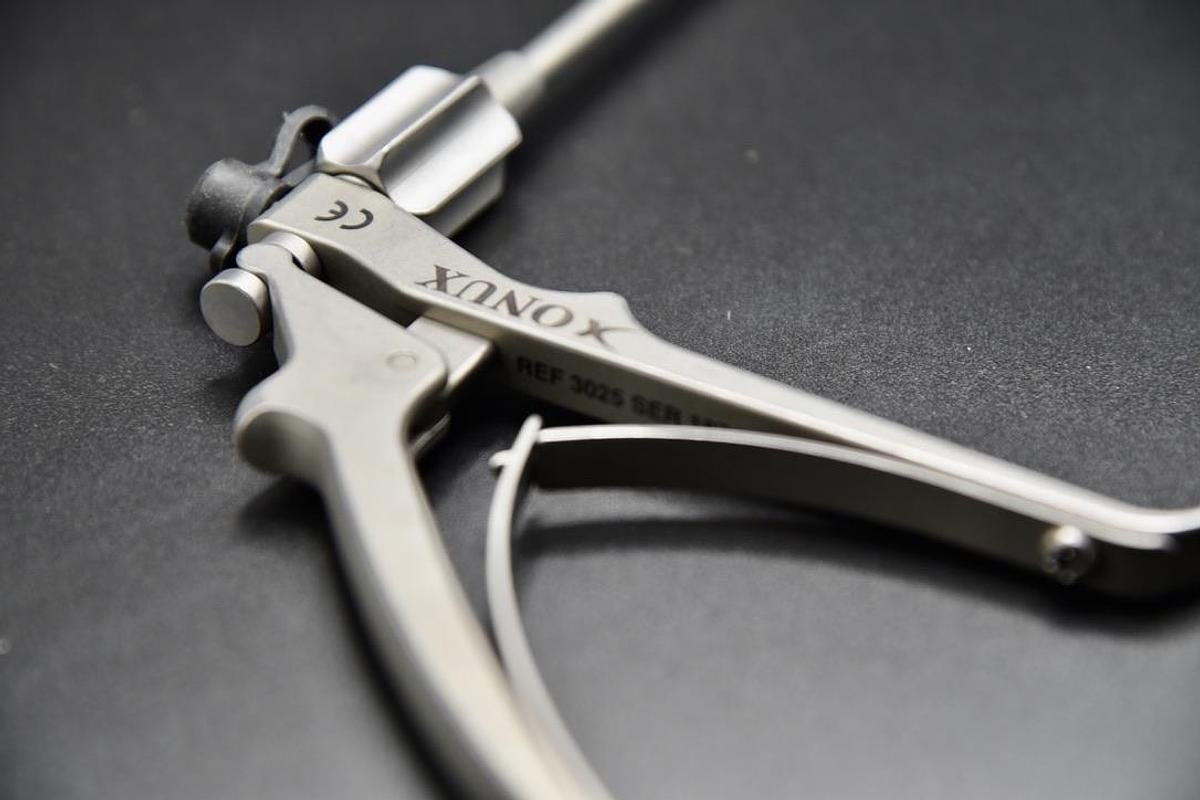 Used ONUX 3025 LAPAROSCOPIC SURGICAL ROTATING HANDLE, STAPLE REMOVER