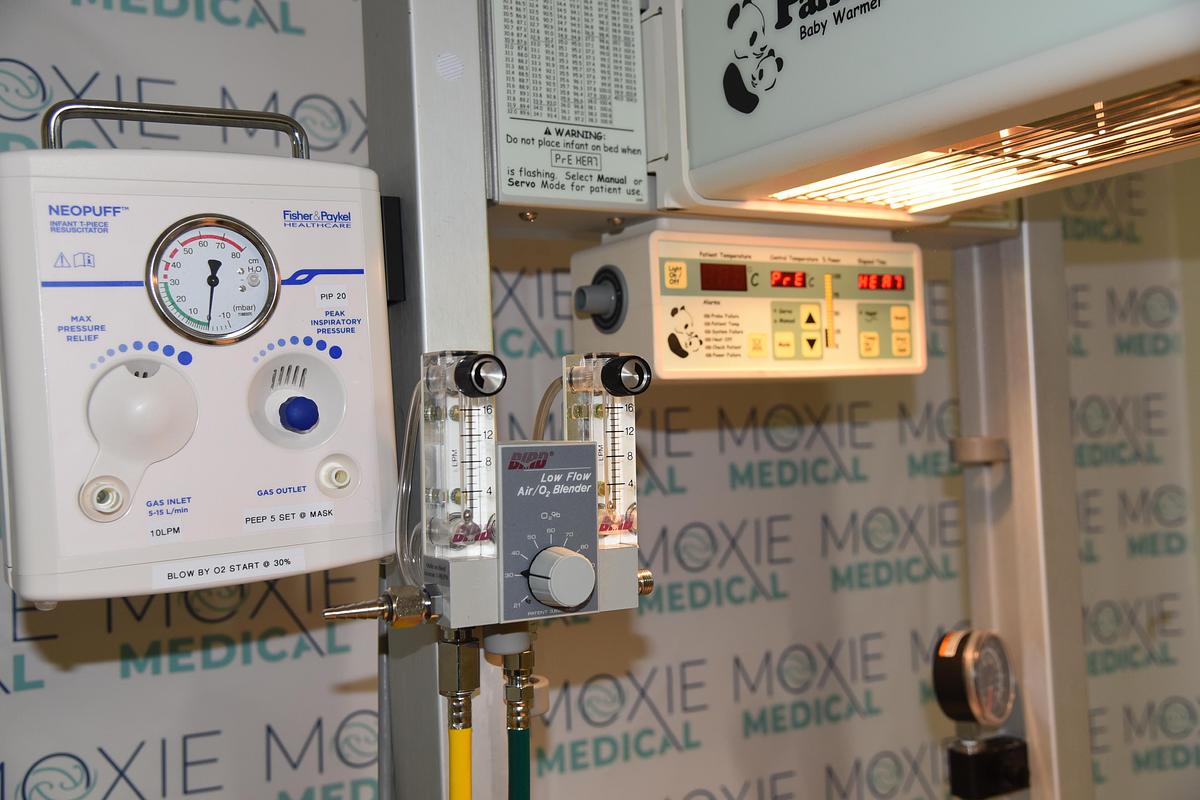 Used Ohmeda Panda 3500 Infant Warmer System — Clinical Neonatal Care With Neopuff RD900AEU