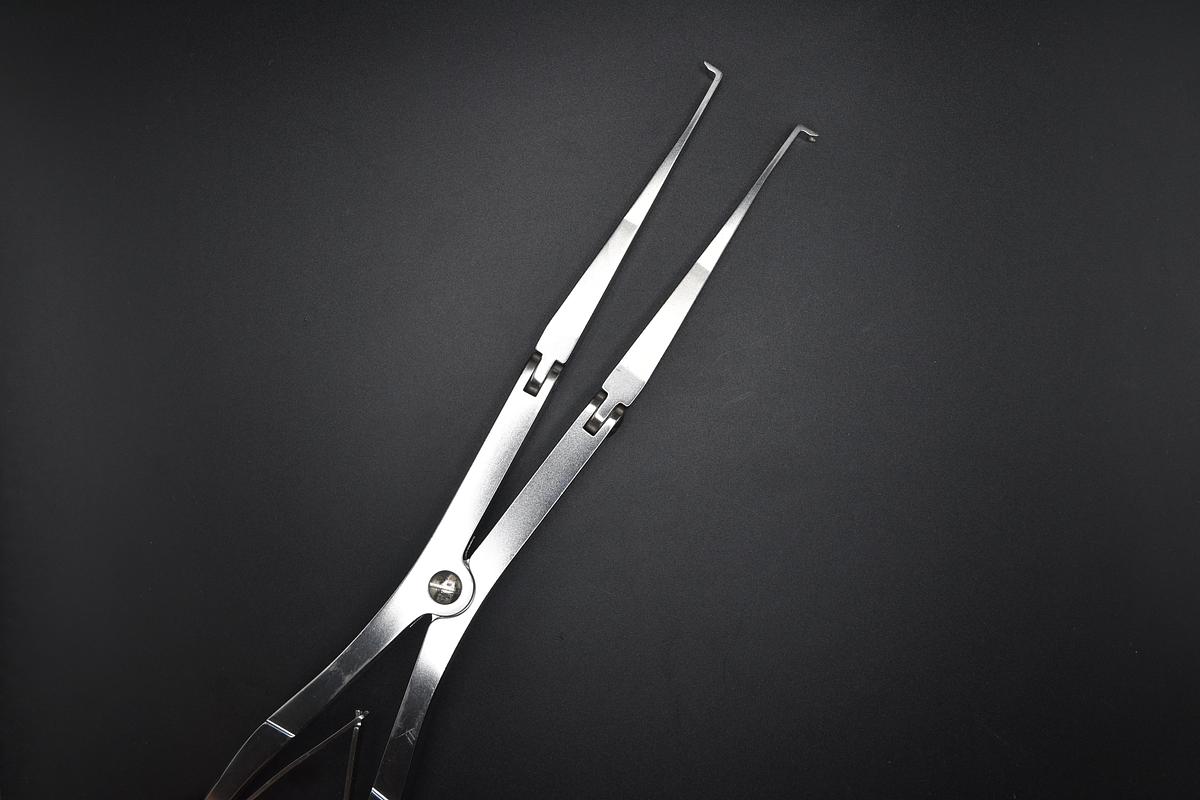 Used SYNTHES 388.406 DISTRACTION FORCEPS, HINGED