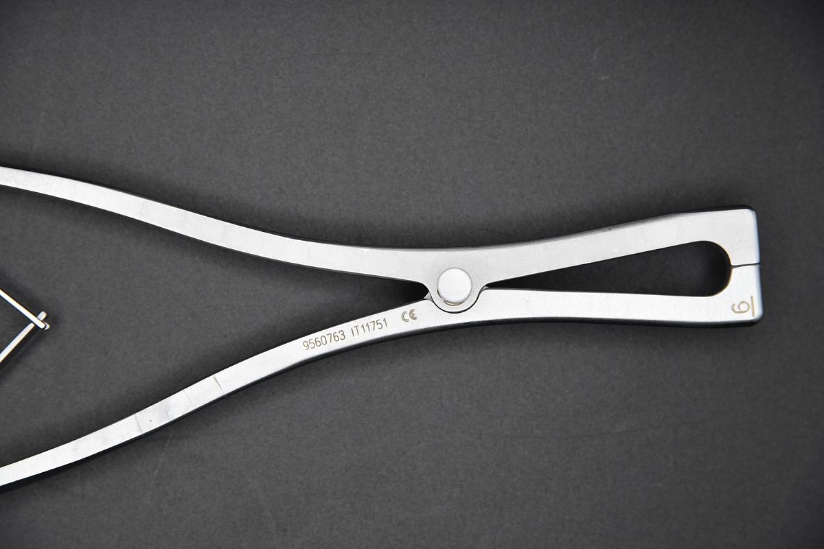 Used Medtronic 9560763 METRx 60mm Opener / Closer Instrument