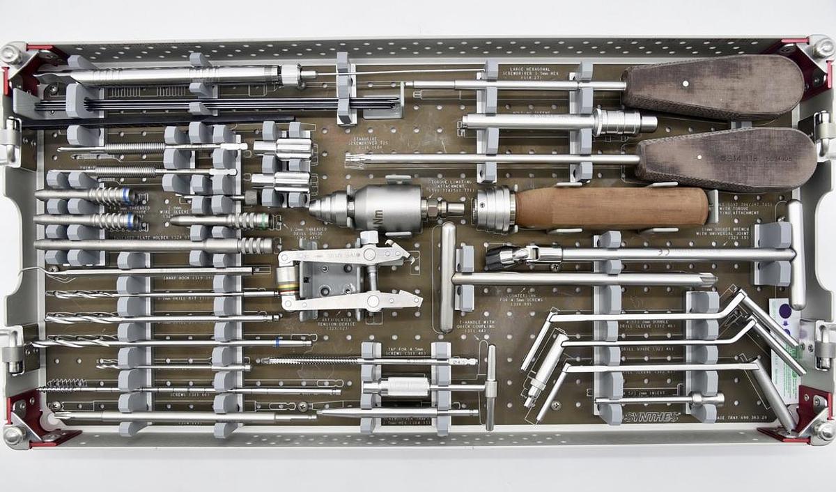 Used SYNTHES 115.401 Large Fragment LCP Instrument Set