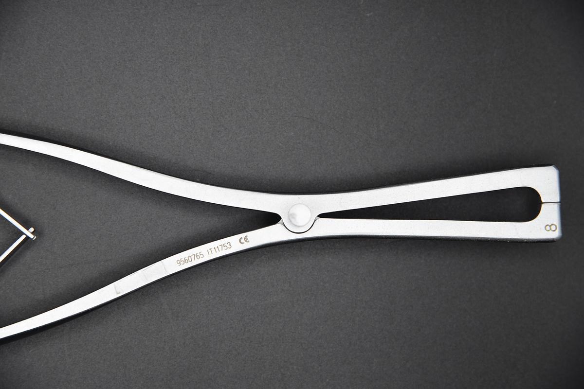 Used Medtronic 9560765 METRx 80mm Opener / Closer Instrument