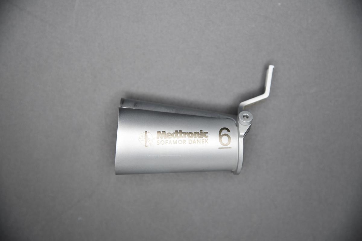 Used MEDTRONIC 9560762 METRx 25mm × 60mm Expanding Retractor Instrument