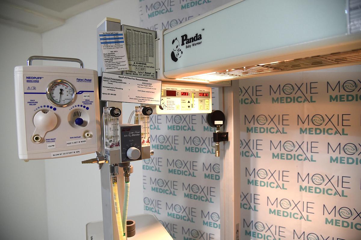 Used Ohmeda Panda 3500 Infant Warmer System — Clinical Neonatal Care With Neopuff RD900AEU