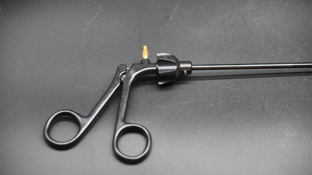 Used INTEGRA JARIT 625-202 Endo Scissors, 13-1/2", Supercut, Roto-Cam Monopolar, Double Action, Insulated Curved, 5mm Grasper