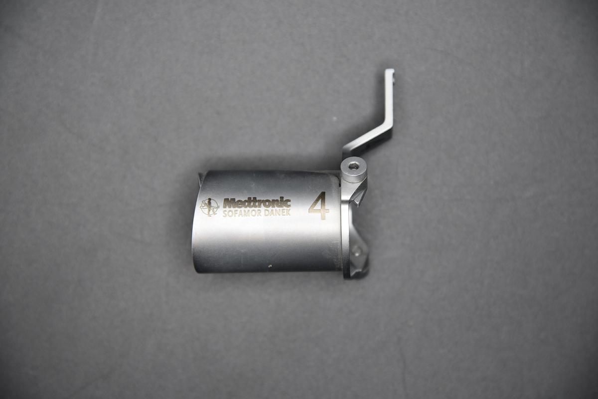 Used MEDTRONIC 9560760 METRx 25mm × 40mm Expanding Retractor Instrument