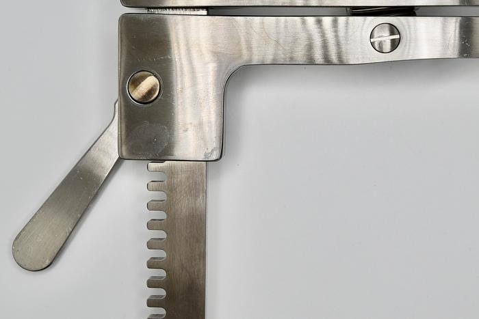 Used V. MUELLER CH8630 MORSE STERNAL RETRACTOR LARGE SPREAD BLADE 20MM DEEP