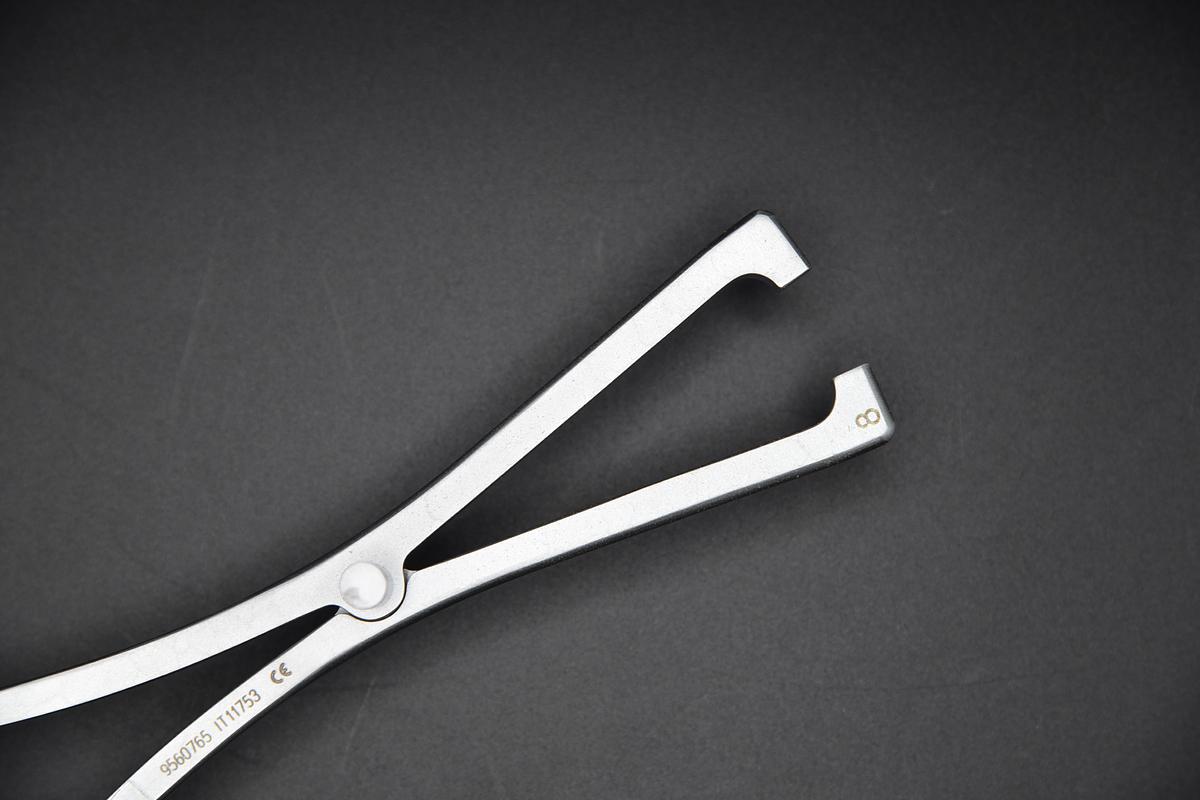 Used Medtronic 9560765 METRx 80mm Opener / Closer Instrument