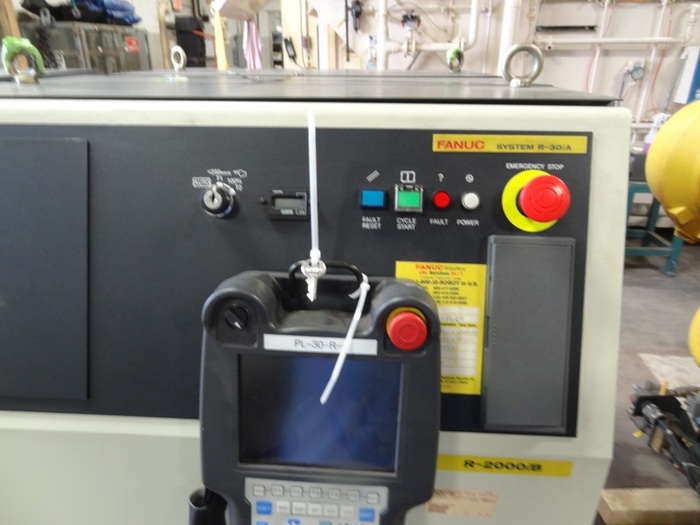 Used FANUC R2000iB/165F 6 AXIS CNC ROBOT