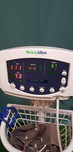 Gebraucht WelchAllyn 53NTO Vital Signs Monitor mit Manschette