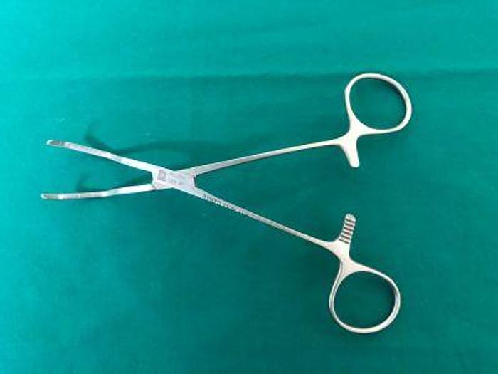 Used Clamp Atraumatic Thompson Paediatric Angled Serrated Tip Curved Shaft 155mm PILLING 35-7194