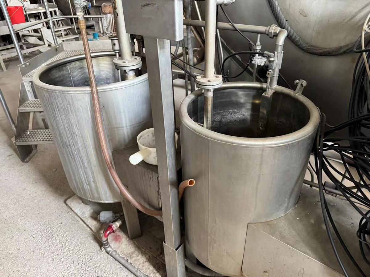 Used Fong's dyeing machines for fabric