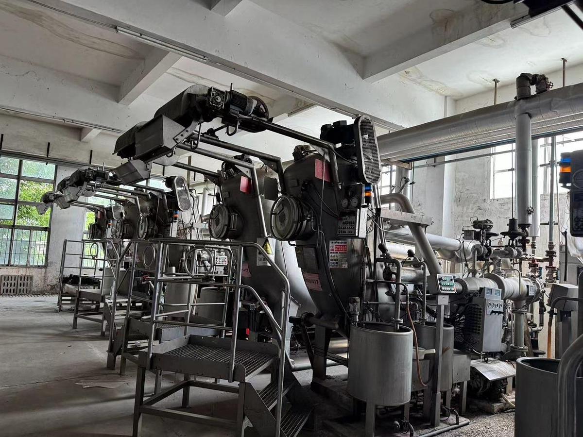 Used Fong's dyeing machines for fabric